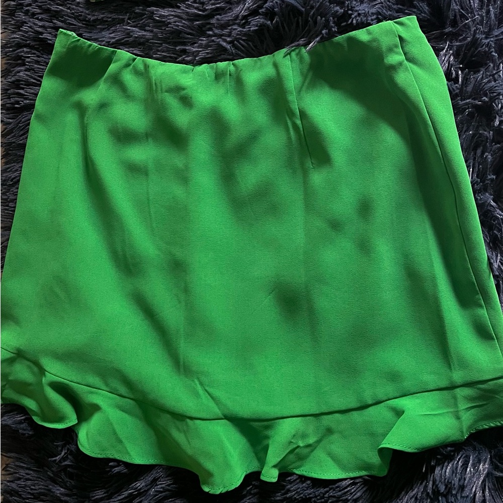 American threads new with tags miniskirt in green. Never worn.